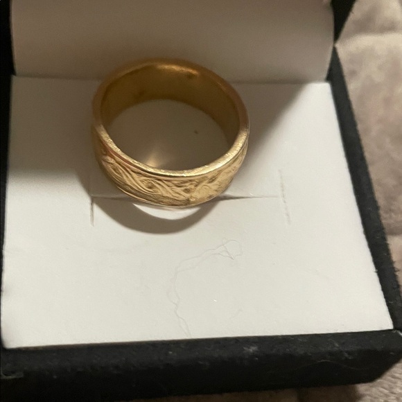 Gold Ring with Engraved Dragon Design (Solid ) Approx. 9 grams - Picture 5 of 14